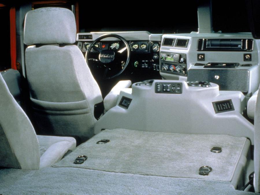 Интерьер Hummer H1 Wagon 1992 года  (фото 10 из 33)